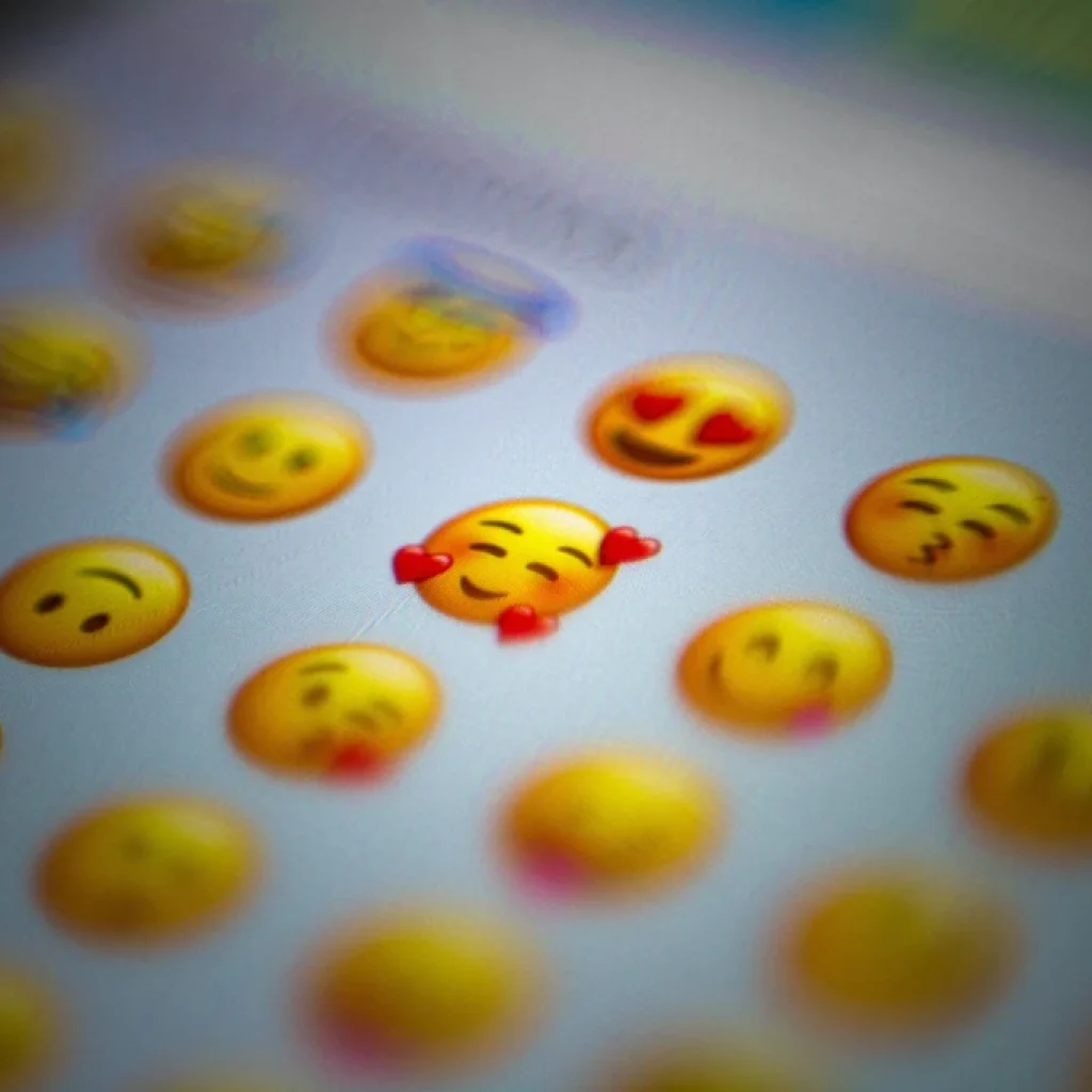 The impact of emoji on the attractiveness of a job advertisement