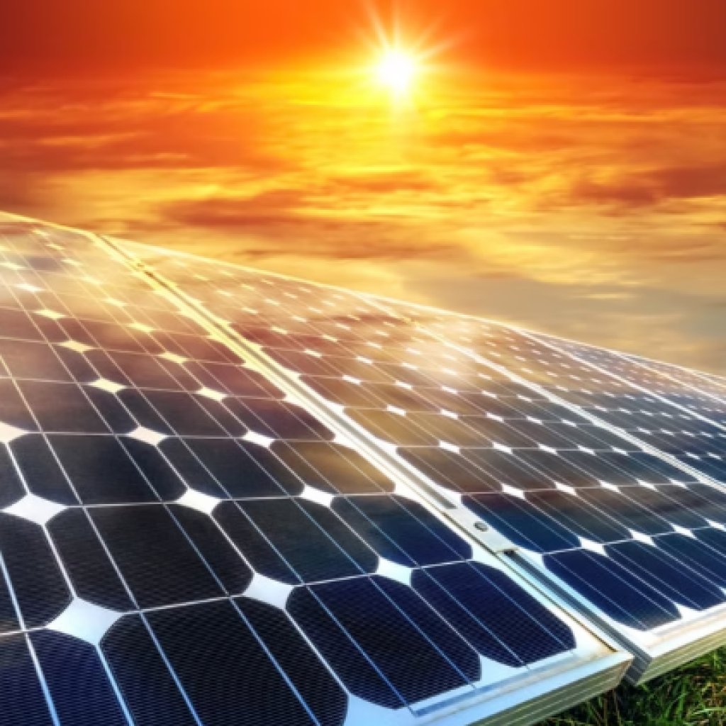 Negli ultimi anni, il fotovoltaico ha registrato una crescita significativa, con l'Italia in prima linea nella transizione verso un futuro sostenibile. Grazie a innovazioni e incentivi, il costo dell'energia fotovoltaica è sceso dell'88% (da 42 a 5 cent/kWh) e il costo di installazione è diminuito da 4.808 €/kW nel 2010 a 857€ nel 2021, rendendo il fotovoltaico sempre più competitivo.