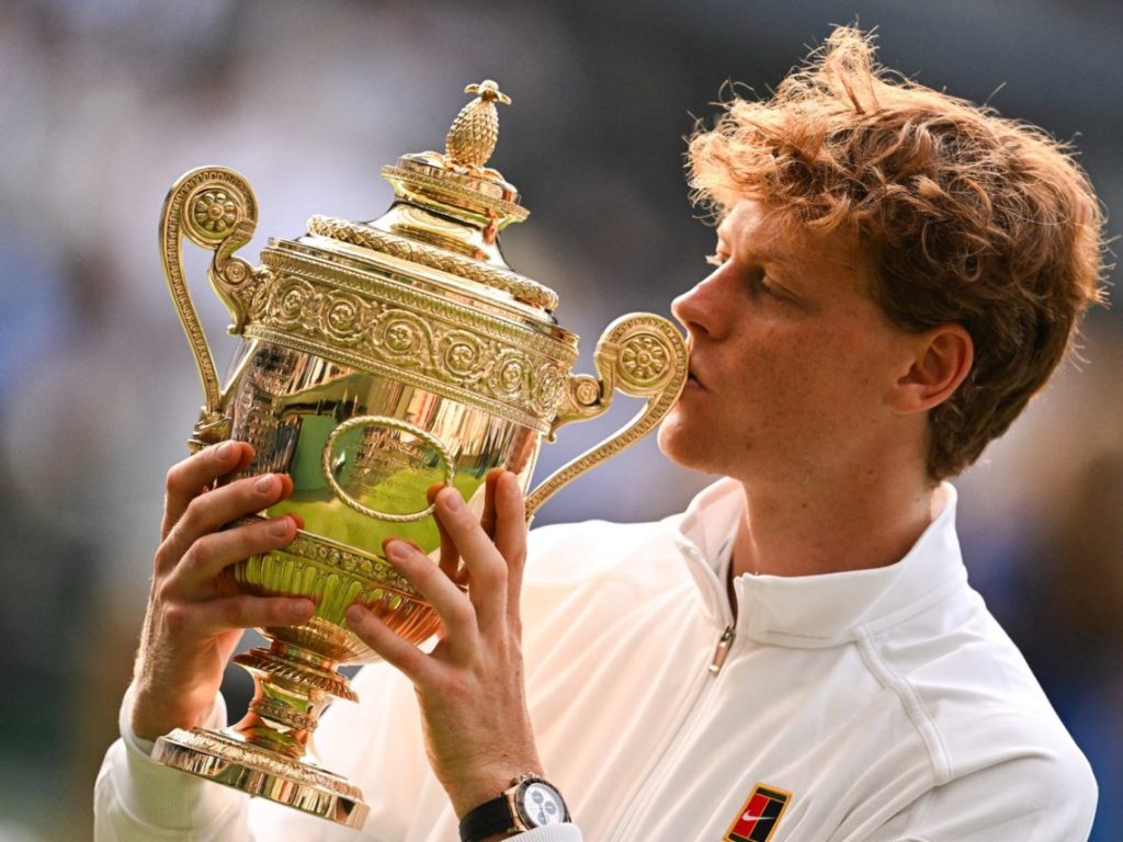 Sports sponsorship is much more than a signature on a contract: it is a strategic lever that, when well crafted, can shape brand perception, influence purchasing decisions, and open up new communication pathways. This is the core of our market analysis, designed to explore the effects of the partnership between Jannik Sinner—rising star and new icon of world tennis—and Head, a leading brand in sportswear and equipment.